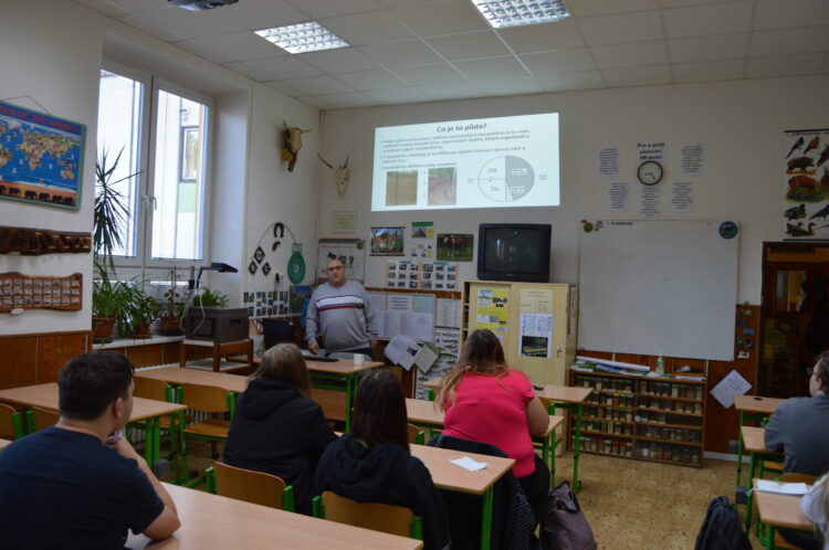 Přednáška odborníka z praxe na téma: Biologie půdy.